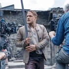 「キング・アーサー」C・ハナムが稽古に励む映像到着、津田健次郎のコメントも