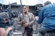 「キング・アーサー」撮影現場よりチャーリー・ハナム(中央)。