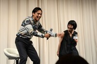 園子温がバケツから血糊を撒く様子を再現する満島真之介（左）。