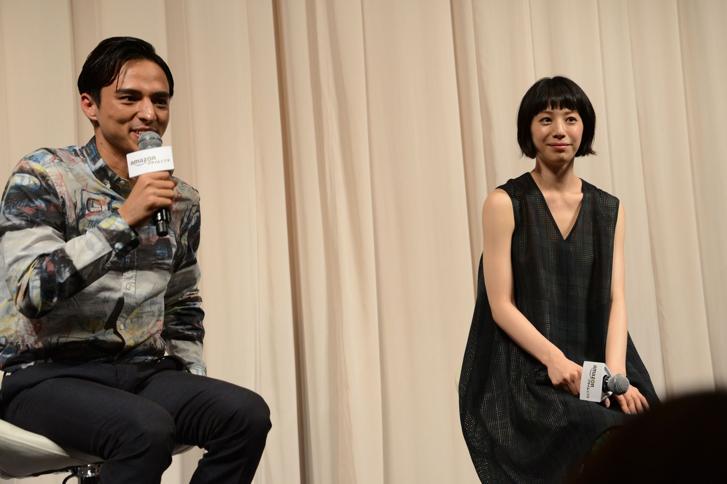 左から満島真之介、夏帆。