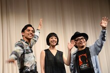 カメラに向かって手を振る登壇者たち。左から満島真之介、夏帆、園子温。