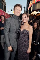 左からアンセル・エルゴート、リリー・ジェームズ。