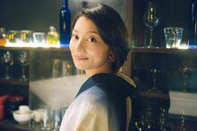 スナックのママを演じる小池栄子。