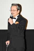 自身が演じた渡真二郎を意識し、杖を持って登壇した水谷豊。