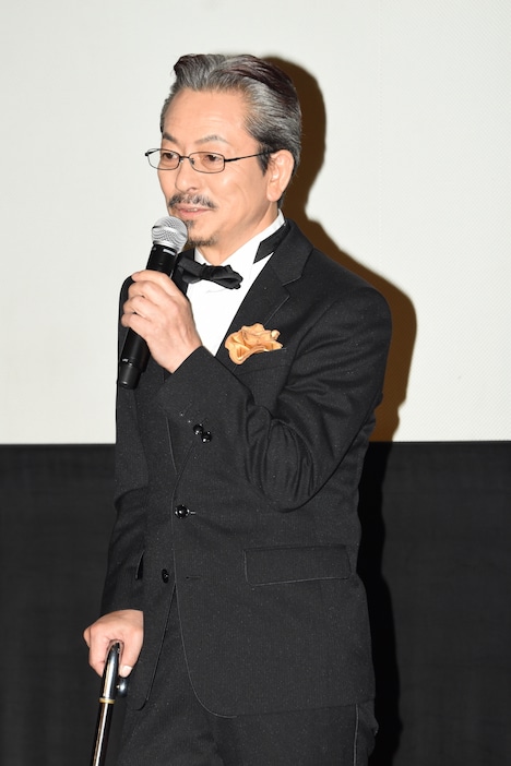 自身が演じた渡真二郎を意識し、杖を持って登壇した水谷豊。