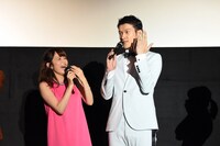 Amazonで買った結婚指輪を披露するウメコ役の菊地美香（左）とセンちゃん役の伊藤陽佑（右）。