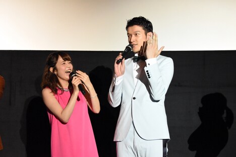 Amazonで買った結婚指輪を披露するウメコ役の菊地美香(左)とセンちゃん役の伊藤陽佑(右)。