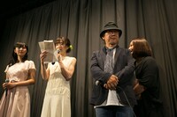 ユン・ソクホ（右）への手紙を読み上げる真田麻垂美（中央）。