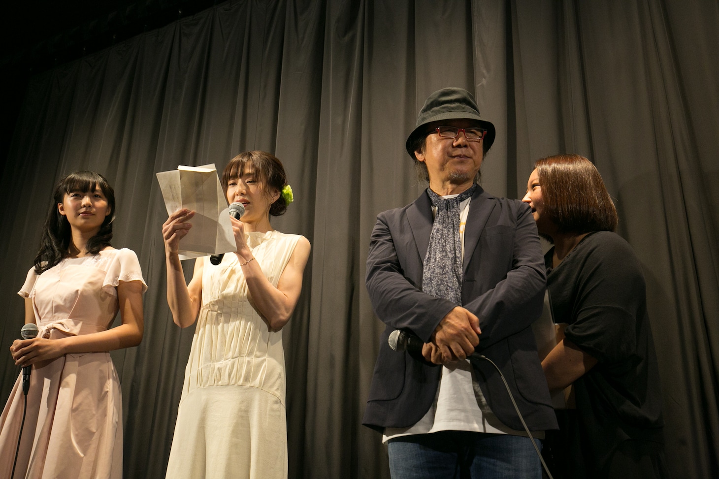 ユン・ソクホ（右）への手紙を読み上げる真田麻垂美（中央）。