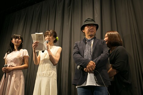 ユン・ソクホ（右）への手紙を読み上げる真田麻垂美（中央）。