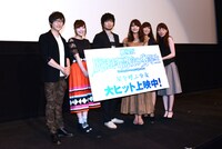 「劇場版 魔法科高校の劣等生 星を呼ぶ少女」の初日舞台挨拶にて、左から寺島拓篤、内山夕実、中村悠一、早見沙織、日笠陽子、小原好美。