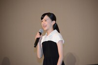 舞台挨拶の司会進行を務めた芦田愛菜。