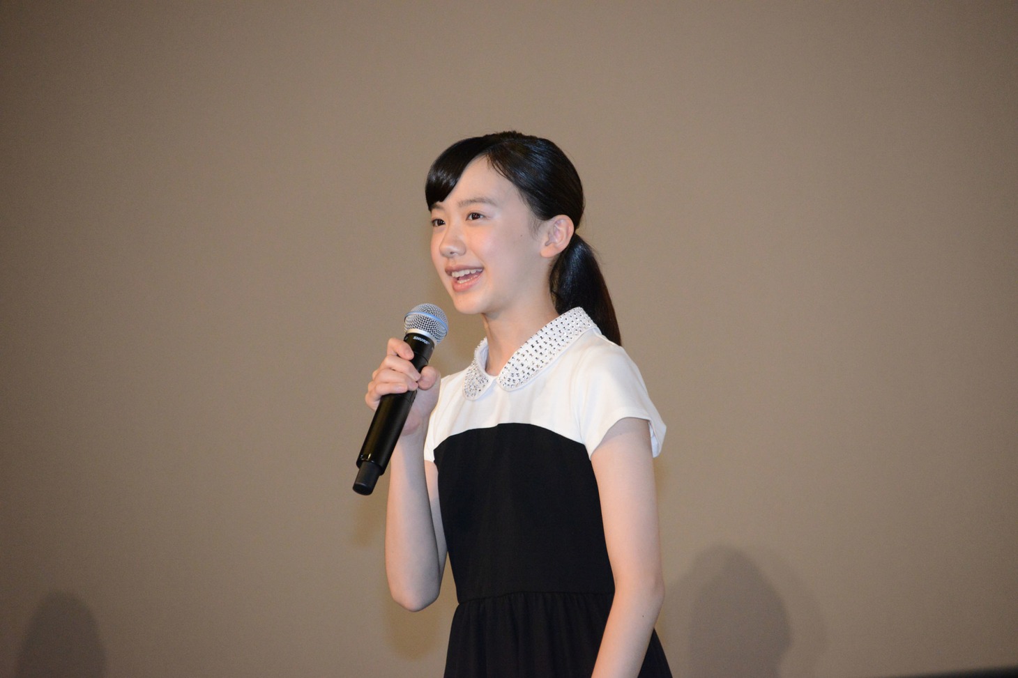 舞台挨拶の司会進行を務めた芦田愛菜。