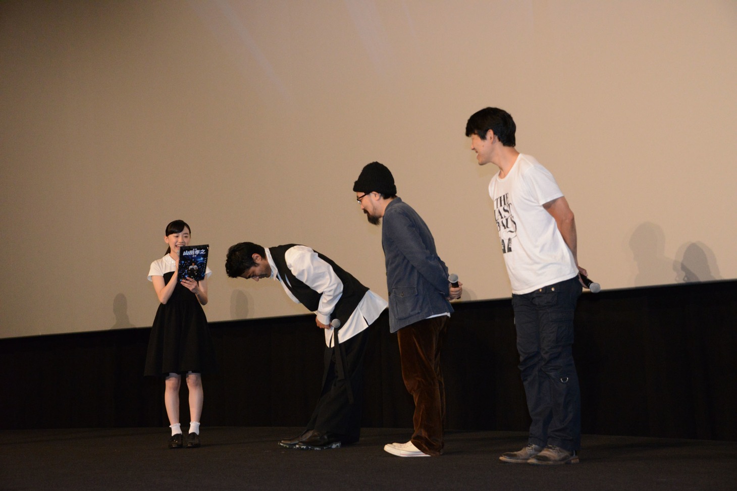 芦田愛菜（左）に挨拶する山田孝之（中央左）、山下敦弘（中央右）、松江哲明（右）。