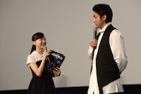 芦田愛菜（左）からの質問に答える山田孝之（右）。