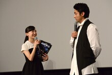 芦田愛菜（左）からの質問に答える山田孝之（右）。