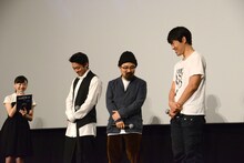 緊張気味の芦田愛菜（左）と、ほほえみをこぼす大人たち。