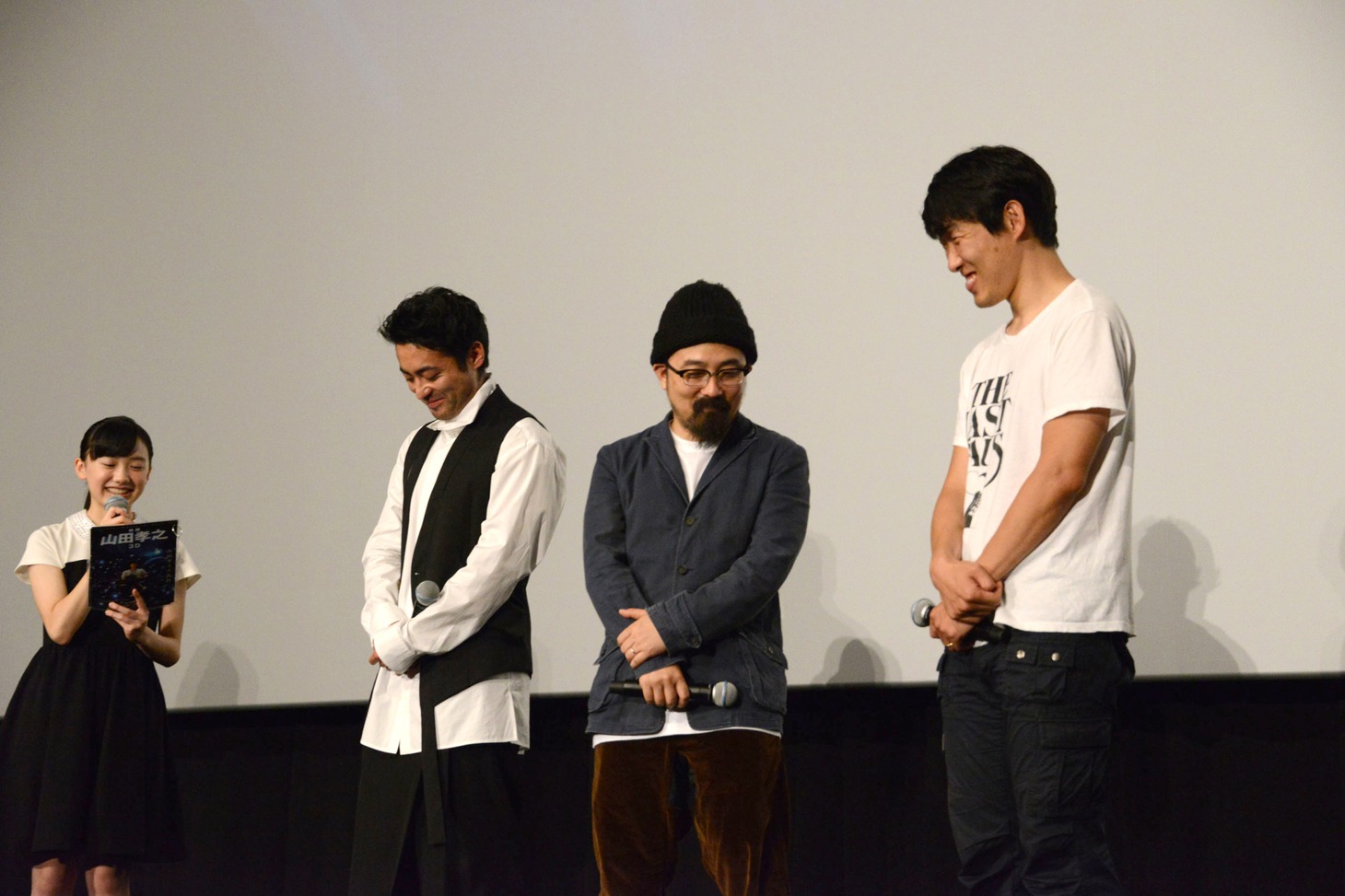 緊張気味の芦田愛菜（左）と、ほほえみをこぼす大人たち。