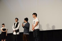 山下敦弘（中央右）が「山田孝之の魅力とは？」という質問に答えている最中、眼鏡をかけて客席を見渡す山田孝之（中央左）。