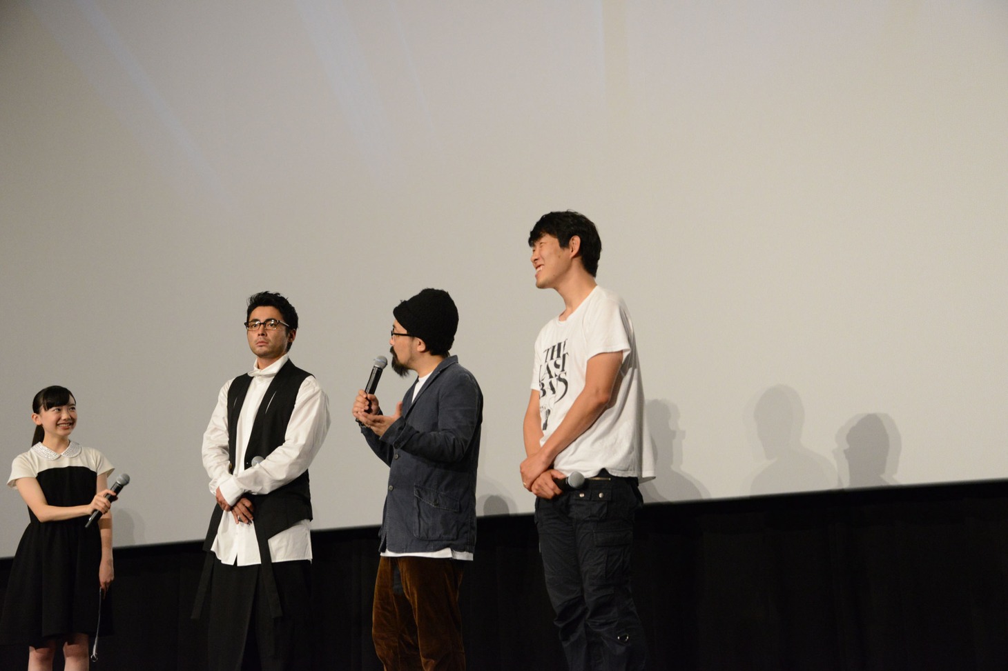 山下敦弘（中央右）が「山田孝之の魅力とは？」という質問に答えている最中、眼鏡をかけて客席を見渡す山田孝之（中央左）。