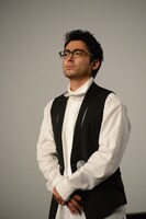 舞台挨拶中にいきなり眼鏡をかけ、客席を見渡す山田孝之。