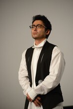 舞台挨拶中にいきなり眼鏡をかけ、客席を見渡す山田孝之。