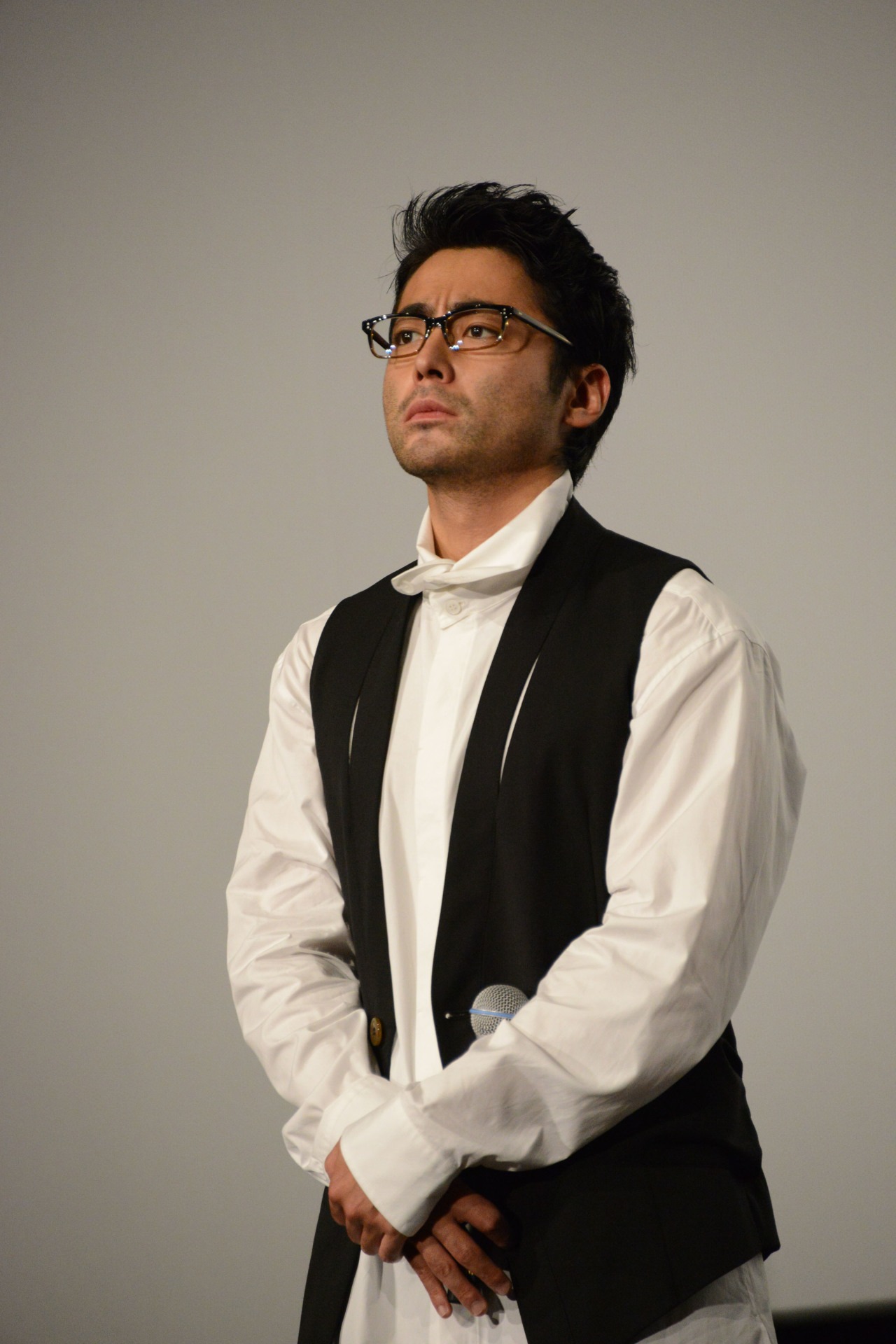 舞台挨拶中にいきなり眼鏡をかけ、客席を見渡す山田孝之。