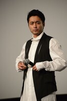 ポケットから眼鏡を取り出した山田孝之。