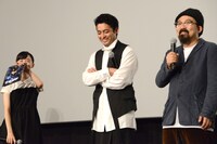 自分の発言に照れ笑いする芦田愛菜（左）と、ほほえむ山田孝之（中央）、山下敦弘（右）。