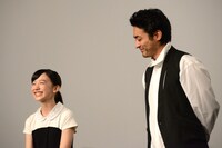 司会進行を務め上げてほっとする芦田愛菜（左）と、ほほえむ山田孝之（右）。