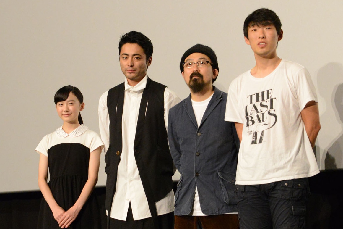 「映画 山田孝之3D」初日舞台挨拶にて、左から芦田愛菜、山田孝之、山下敦弘、松江哲明。