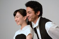 フォトセッション中、顔を寄せ合う芦田愛菜（左）と山田孝之（右）。
