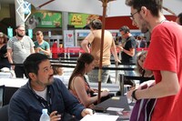 アヌシー国際アニメーション映画祭2017にてサインに応じる瀬下寛之。