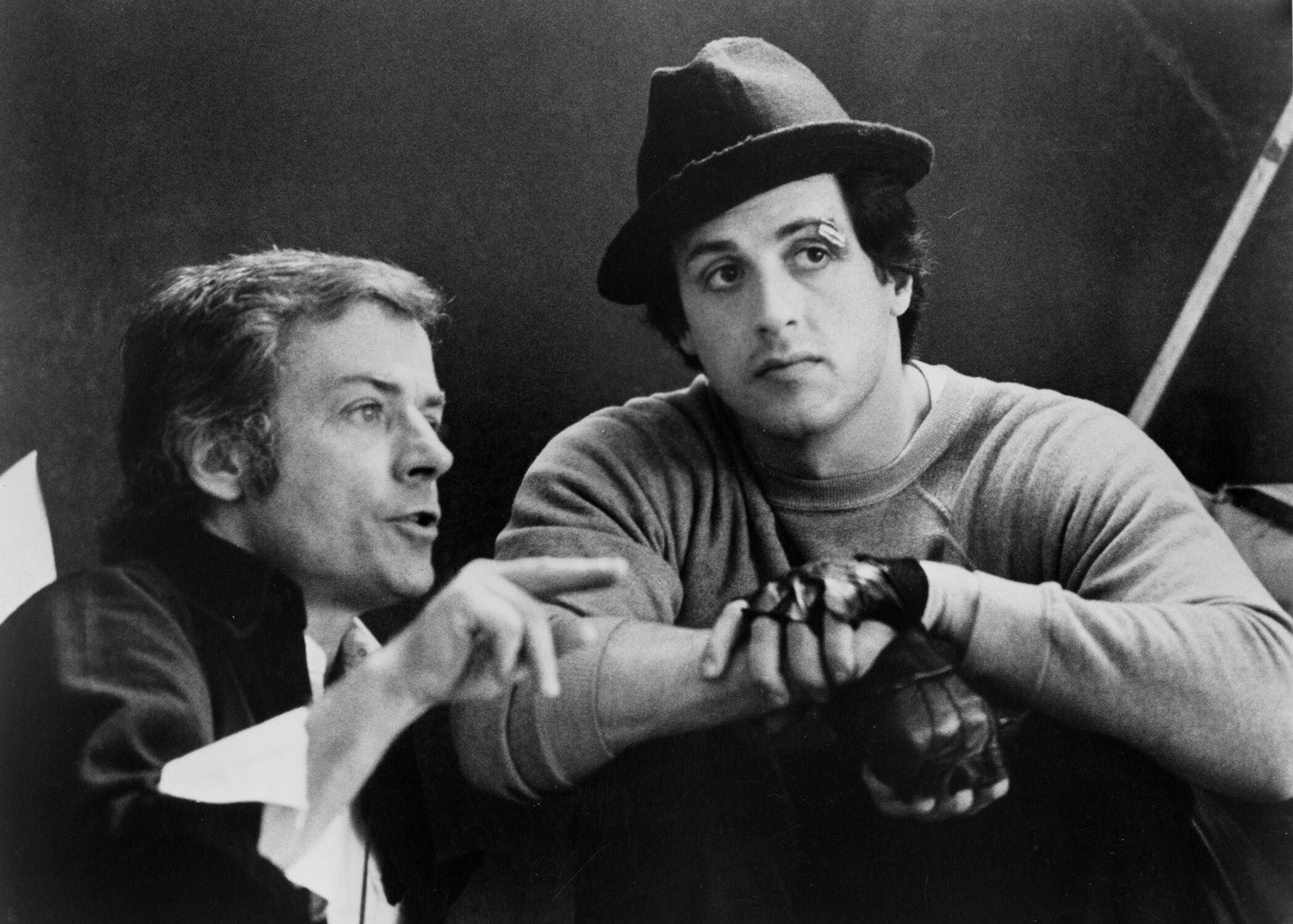 「ロッキー」撮影現場にて、左からジョン・G・アヴィルドセン、シルヴェスター・スタローン。（写真提供：United Artists / Photofest / ゼータ イメージ）