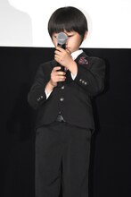 マイクのスイッチで遊ぶ中野遥斗。