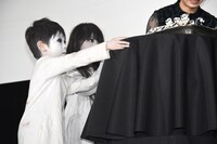 ケーキを運ぶ“こども”たち。