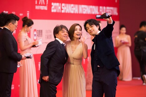 第20回上海国際映画祭に出席した西谷弘（左）、上戸彩（中央）、斎藤工（右）。