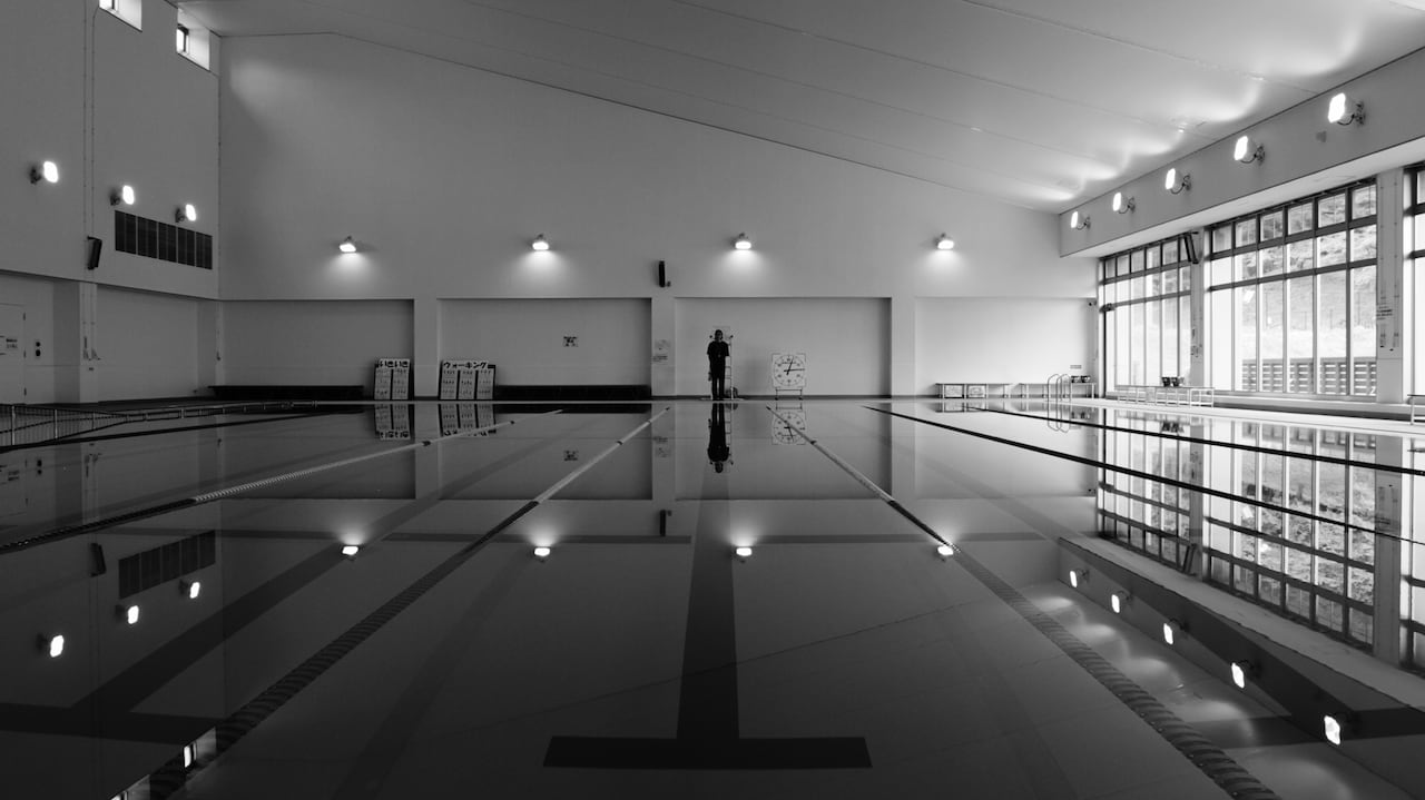 監視員が起こす事件描く「プールサイドマン」9月公開、チェコの映画祭への出品も