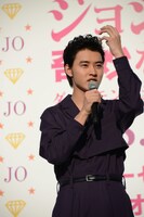 リーゼントヘアについて熱弁を振るう山崎賢人。
