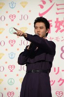 観客のリーゼントヘアについて感想を述べる山崎賢人。