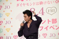 リーゼントヘアについて説明する山崎賢人。