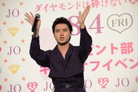 リーゼントの由来となった「リーゼント通り」について説明する山崎賢人。