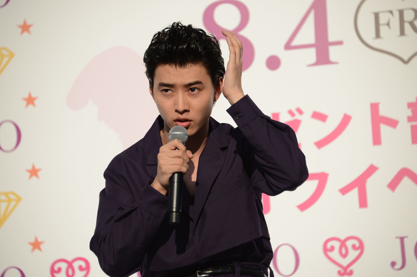 リーゼントヘアをアピールする山崎賢人。