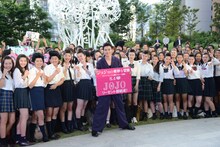 リーゼントヘアをした約300人の女子中高生に囲まれる山崎賢人（中央）。