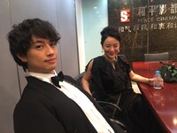 左から齊藤工、神野三鈴。