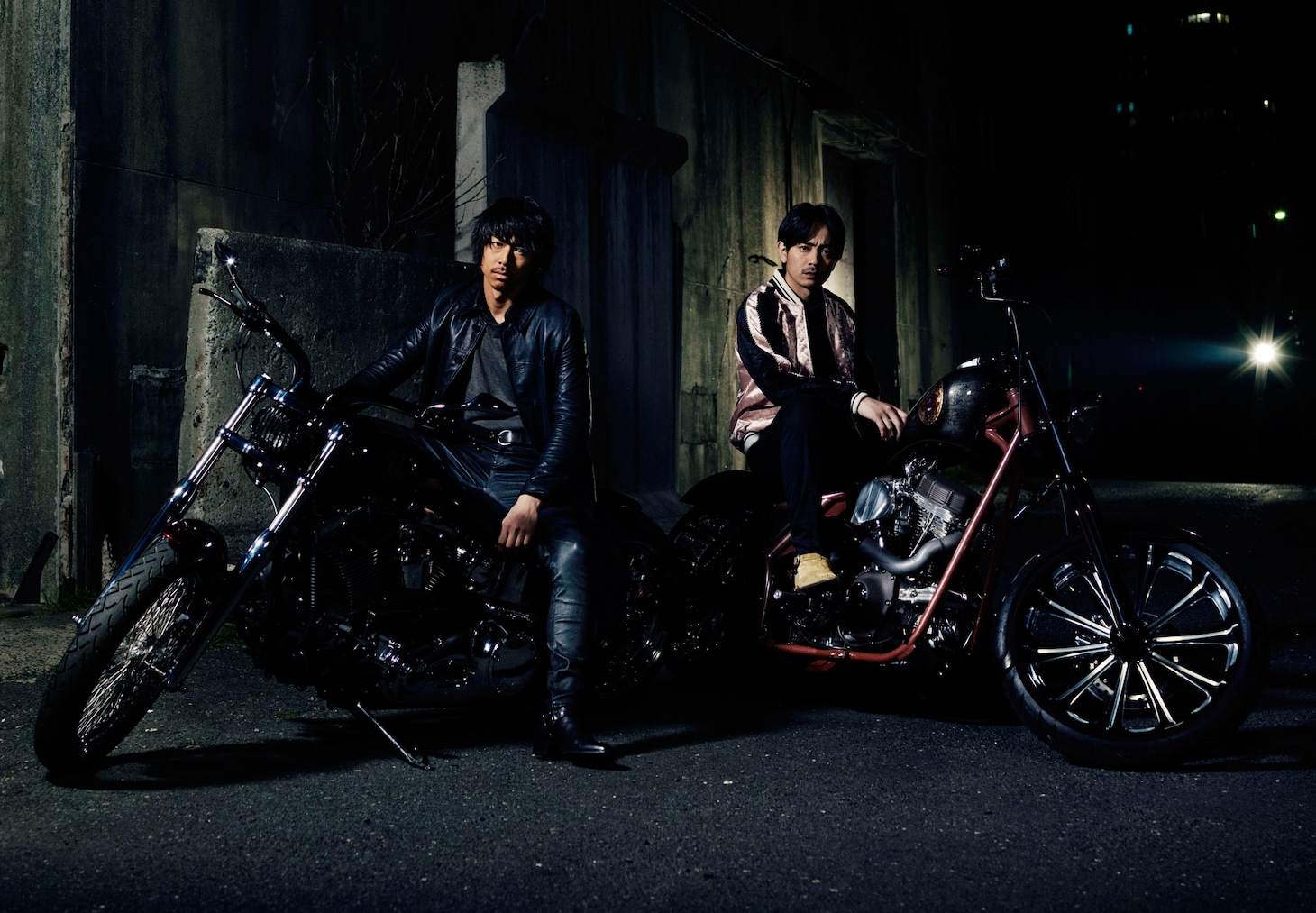 「HiGH&LOW THE MOVIE 2 / END OF SKY」より。左からAKIRA演じる琥珀、青柳翔演じる九十九。