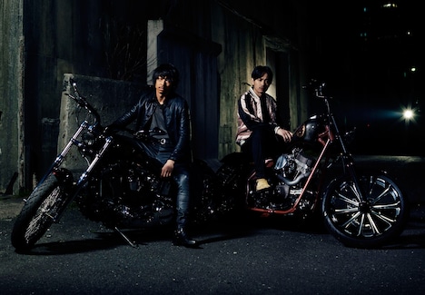 「HiGH&LOW THE MOVIE 2 / END OF SKY」より。左からAKIRA演じる琥珀、青柳翔演じる九十九。