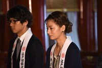 左から深川栄洋、尾野真千子。