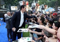 ファンにサインをするマーク・ウォールバーグ。