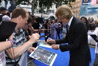 ファンにサインをするマイケル・ベイ。